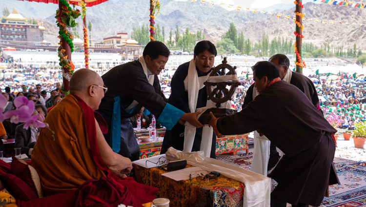 Les résidents tibétains de Leh et Changthang offrent une roue du dharma à Sa Sainteté le Dalaï-Lama  lors des célébrations de son 83ème anniversaire à Leh, Ladakh, Inde, le 6 juillet 2018. Photo de Tenzin Choejor