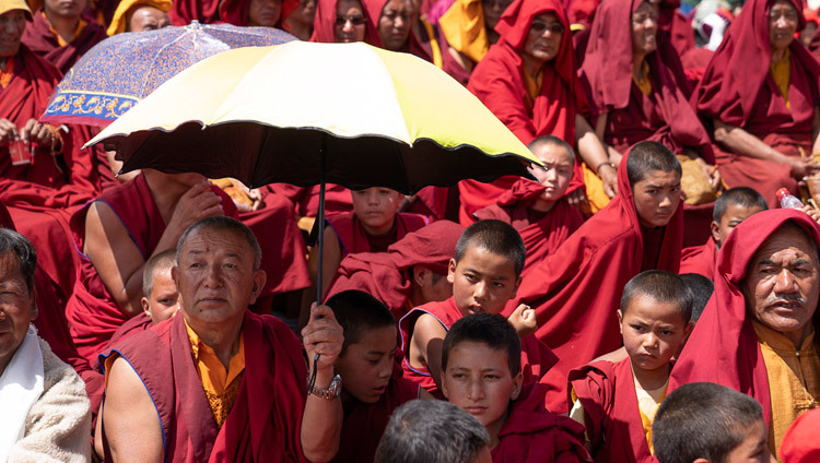 Membres de la foule de plus de 25000 personnes écoutent Sa Sainteté le Dalaï-Lama prononcer une allocution lors des célébrations de son 83ème anniversaire à Leh, Ladakh, Inde, le 6 juillet 2018. Photo de Tenzin Choejor