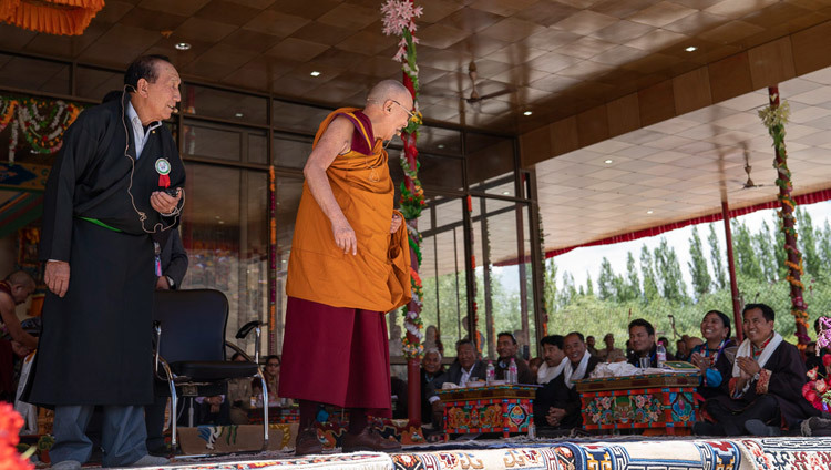 Sa Sainteté le Dalaï-Lama s'adresse aux invités sur scène lors des célébrations de son 83ème anniversaire à Leh, Ladakh, Inde, le 6 juillet 2018. Photo de Tenzin Choejor