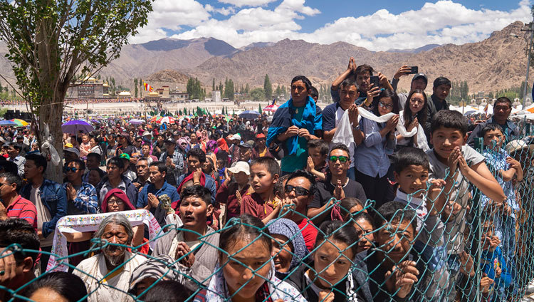 Les membres de la foule bordent la route dans l'espoir d'apercevoir Sa Sainteté le Dalaï-Lama alors qu'il retourne à sa résidence à la fin des célébrations de son 83ème anniversaire à Leh, Ladakh, Inde, le 6 juillet 2018. Photo de Tenzin Choejor