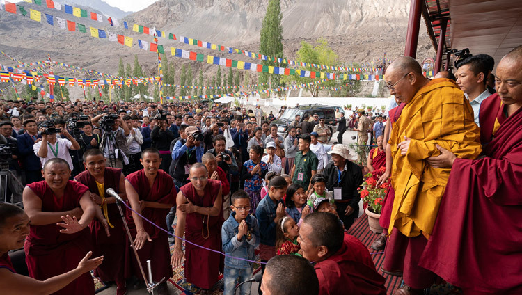 Sa Sainteté le Dalaï-Lama arrivant au lieu de l'enseignement de Diskit, Nubra Valley, Inde, le 13 juillet 2018. Photo de Tenzin Choejor