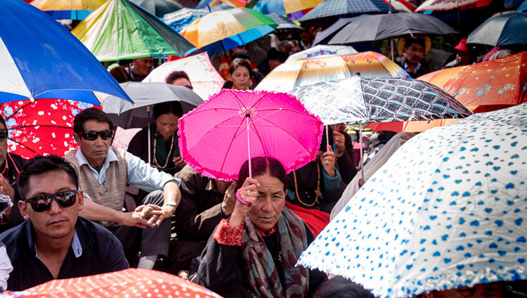 Le public levant des parapluies contre le soleil pendant l'enseignement de Sa Sainteté le Dalaï-Lama à Diskit, Nubra Valley, Inde, le 13 juillet 2018. Photo de Tenzin Choejor