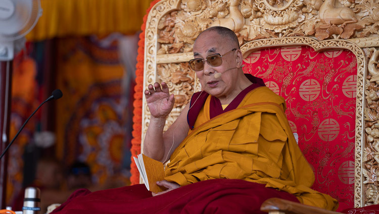 Sa Sainteté le Dalaï-Lama s'adressant à la foule lors de son enseignement à Diskit, Nubra Valley, Inde, le 13 juillet 2018. Photo de Tenzin Choejor