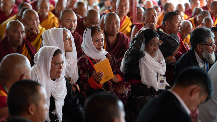 Membres de l'auditoire écoutant Sa Sainteté le Dalaï-Lama pendant son enseignement à Diskit, Nubra Valley, Inde, le 13 juillet 2018. Photo de Tenzin Choejor