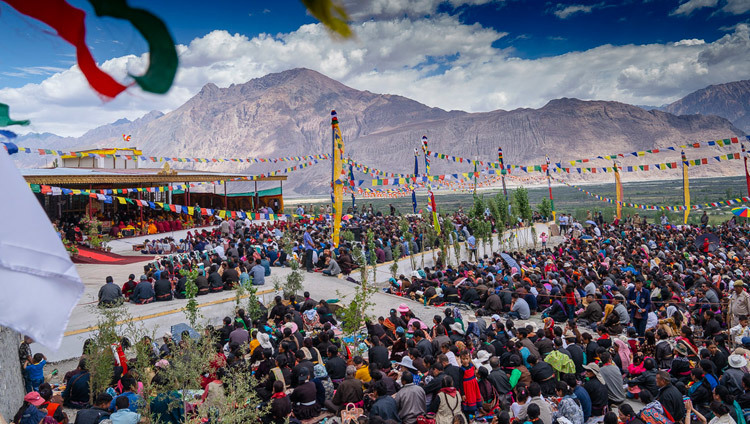 5 600 personnes ont assisté à l'enseignement de Sa Sainteté le Dalaï-Lama sur à Diskit, Nubra Valley, Inde, le 13 juillet 2018. Photo de Tenzin Choejor