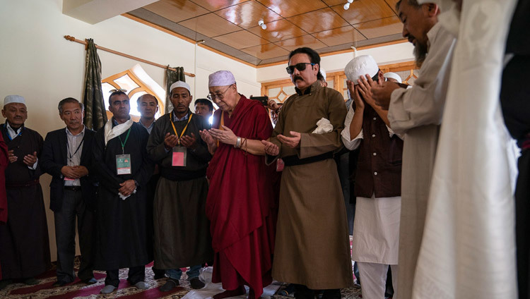 Sa Sainteté le Dalaï-Lama se joignant à la prière au Diskit Jama Masjid à Diskit, Nubra Valley, Inde, le 13 juillet 2018. Photo de Tenzin Choejor