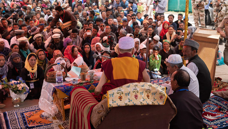 Sa Sainteté le Dalaï-Lama s'adressant aux membres de la communauté musulmane au Diskit Jama Masjid à Diskit, Nubra Valley, Inde, le 13 juillet 2018. Photo de Tenzin Choejor