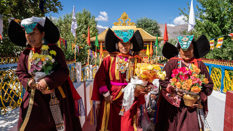 Des femmes locales en costume traditionnel Ladakhi attendent l'arrivée de Sa Sainteté le Dalaï-Lama au monastère de Samstanling à Sumur, Ladakh, Inde, le 14 juillet 2018. Photo de Tenzin Choejor