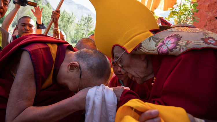 Gaden Trisur Rizong Rinpoché salue Sa Sainteté le Dalaï-Lama à son arrivée au monastère de Samstangling à Sumur, Ladakh, Inde, le 14 juillet 2018. Photo de Tenzin Choejor