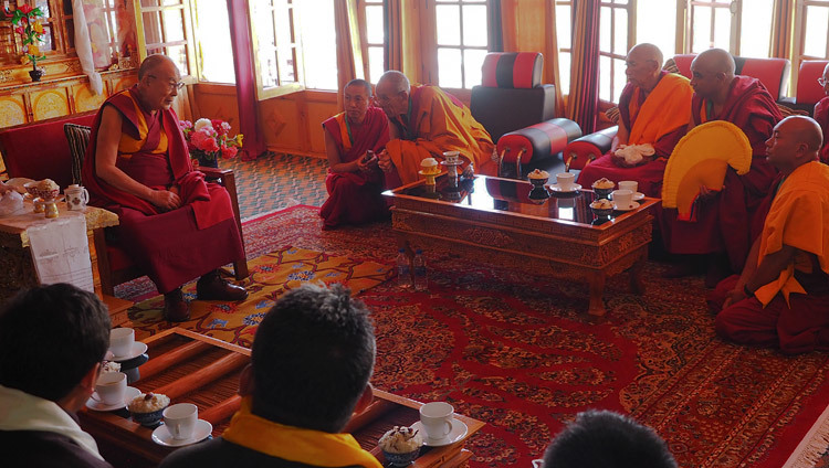 Sa Sainteté le Dalaï-Lama parle à Gaden Trisur Rizong Rinpoché, des moines seniors et des dignitaires spéciaux lors d'une cérémonie de bienvenue à son arrivée au monastère de Samstangling à Sumur, Ladakh, Inde le 14 juillet 2018. Photo de Jeremy Russell