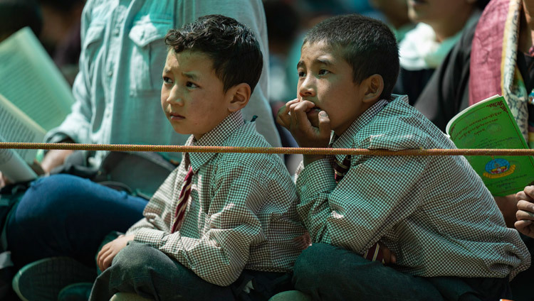 Jeunes étudiants écoutant Sa Sainteté le Dalaï-Lama pendant son enseignement au monastère de Samstanling à Sumur, Nubra Valley, Ladakh, Inde, le 16 juillet 2018. Photo de Tenzin Choejor
