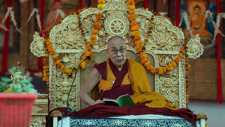 Sa Sainteté le Dalaï-Lama s'adressant au public au début de ses enseignements au monastère de Samstanling à Sumur, dans la vallée de Nubra, Ladakh, Inde, le 16 juillet 2018. Photo de Tenzin Choejor