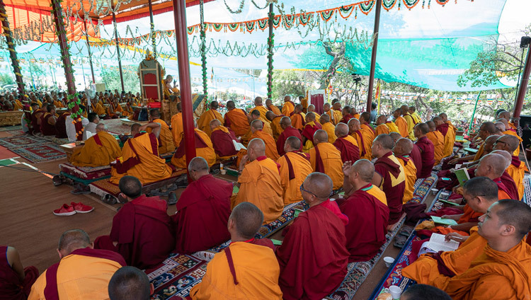 Une vue de l'arrière de la scène pendant l'enseignement de Sa Sainteté le Dalaï-Lama au monastère de Samstanling à Sumur, Nubra Valley, Ladakh, Inde, le 16 juillet 2018. Photo de Tenzin Choejor
