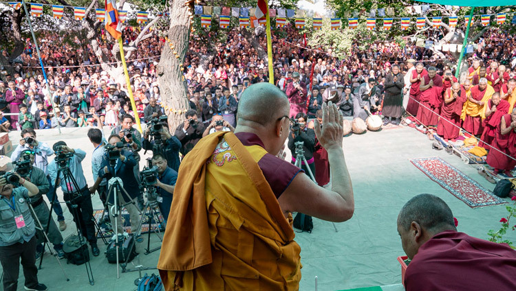 Sa Sainteté le Dalaï-Lama salue la foule à son arrivée au monastère de Samstanling, Sumur, Ladakh, Inde, le 17 juillet 2018. Photo de Tenzin Choejor