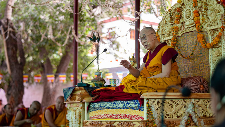 Sa Sainteté le Dalaï-Lama s'adresse à l'assemblée au monastère de Samstanling, Sumur, Ladakh, Inde, le 17 juillet 2018. Photo de Tenzin Choejor