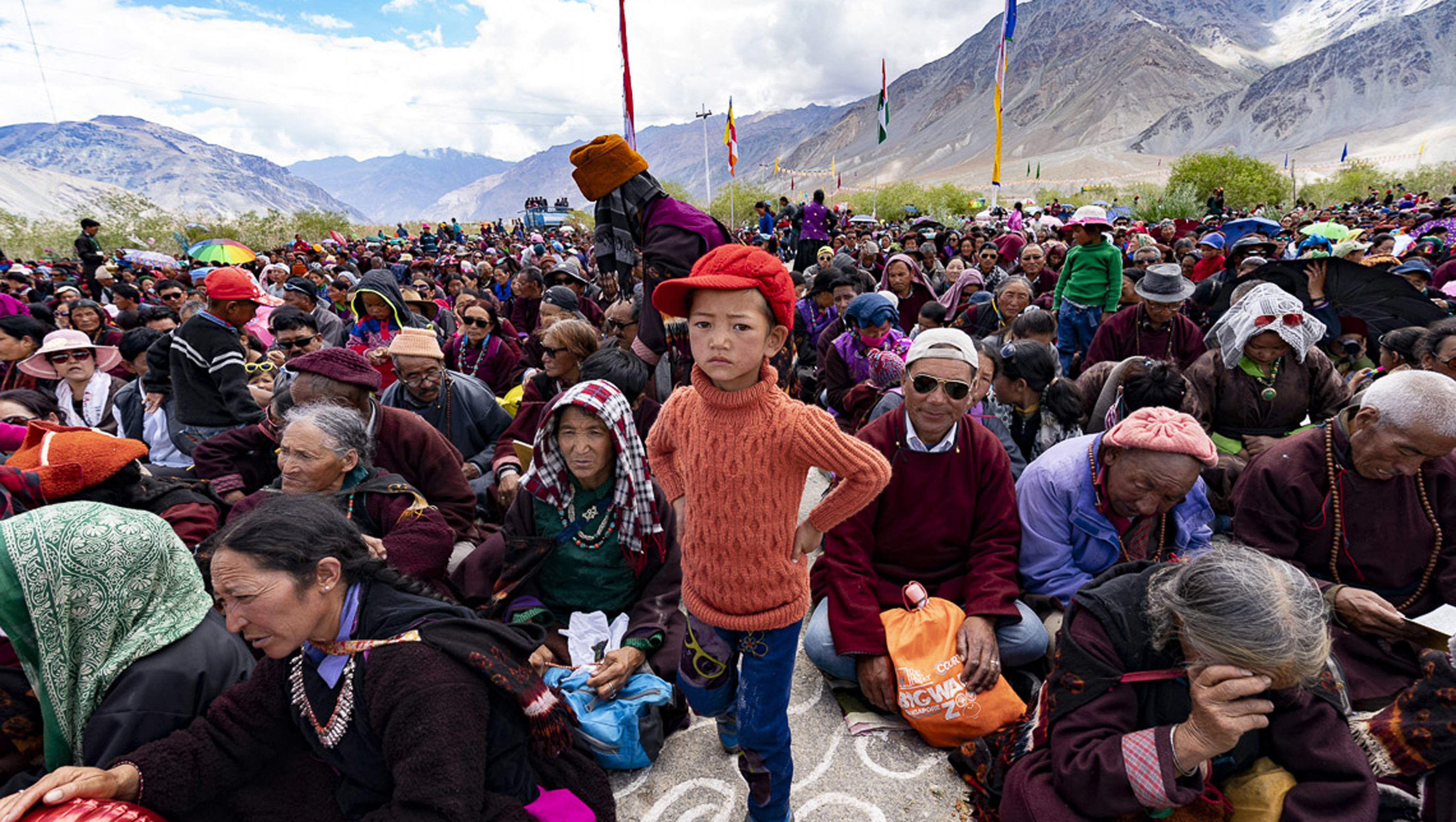 Une vue partielle de plus de 16 000 personnes assistant à l'enseignement de Sa Sainteté le Dalaï-Lama à Padum, Zanskar, Inde, le 22 juillet 2018. Photo de Tenzin Choejor.