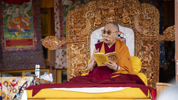 Sa Sainteté le Dalaï-Lama pendant son enseignement à Padum, Zanskar, Inde, le 22 juillet 2018. Photo de Tenzin Choejor.