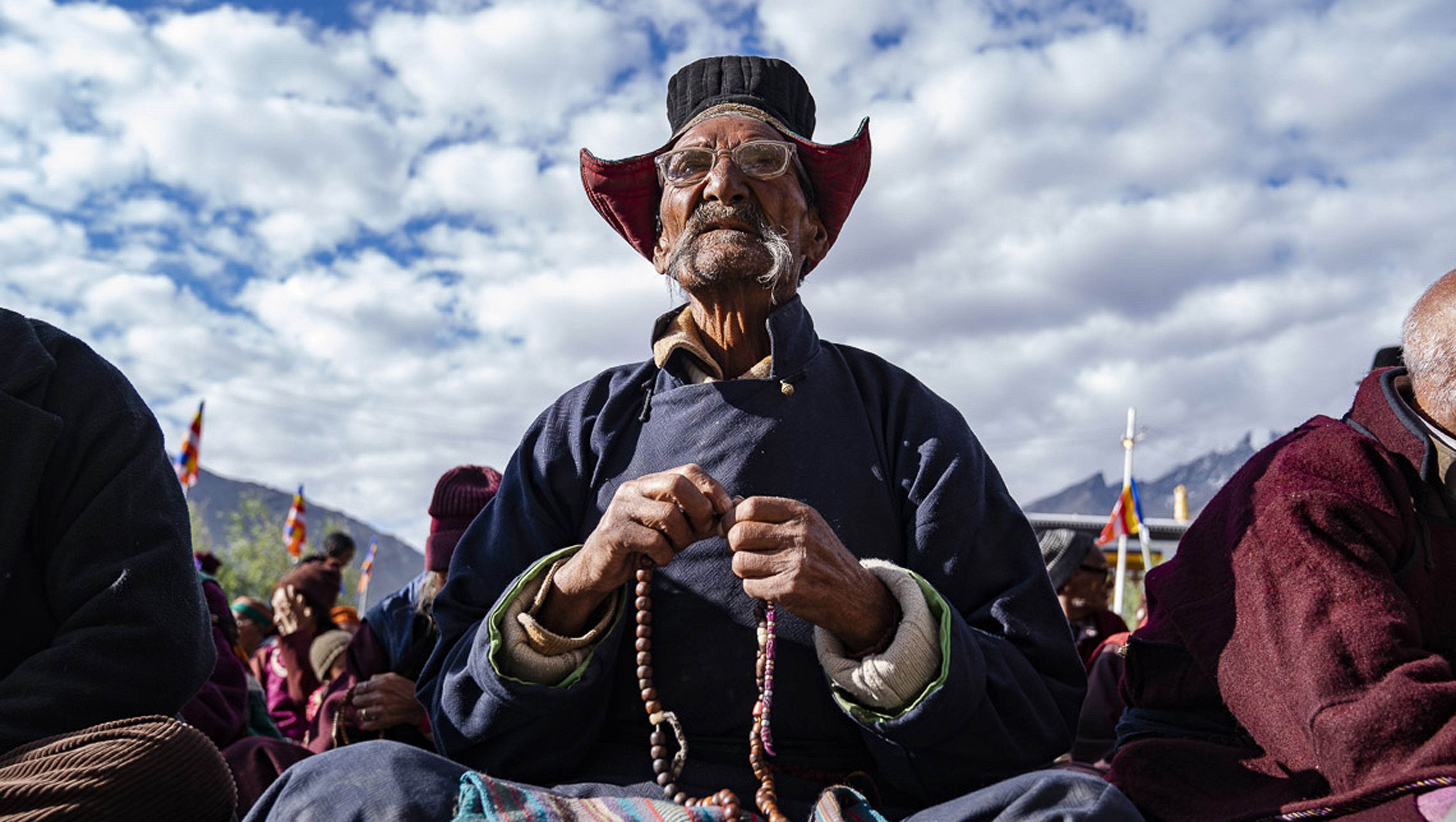 Un membre de l'audience écoutant l'enseignement de Sa Sainteté le Dalaï-Lama à Padum, Zanskar,  Inde, le 22 juillet 2018. Photo de Tenzin Choejor.
