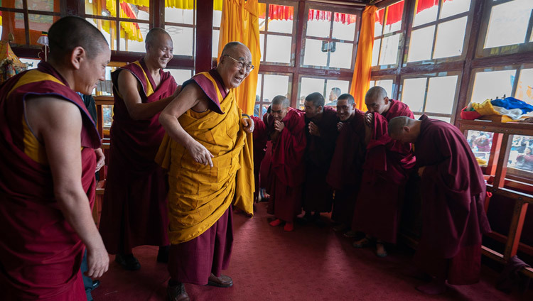 Sa Sainteté le Dalaï-Lama salue les moines qui s'occupent du temple adjacent au site des enseignements à Padum, Zanskar, Inde, le 23 juillet 2018. Photo de Tenzin Choejor