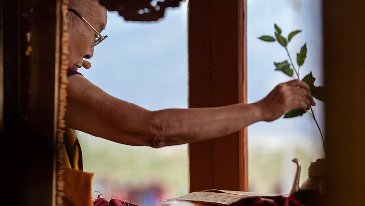 Sa Sainteté le Dalaï-Lama s'engage dans des rites préparatoires pour l'initiation d'Avalokitéshvara à Padum, Zanskar, Inde, le 23 juillet 2018. Photo de Tenzin Choejor