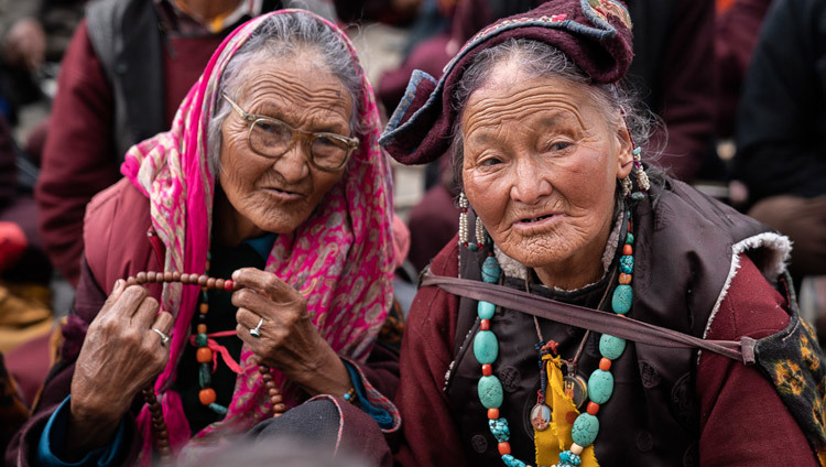 Des membres de l'auditoire écoutant Sa Sainteté le Dalaï-Lama à Padum, Zanskar, Inde, le 23 juillet 2018. Photo de Tenzin Choejor