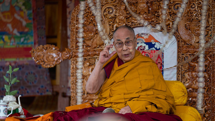 Sa Sainteté le Dalaï-Lama s'adresse à l'auditoire lors de l'initiation d'Avalokitéshvara à Padum, Zanskar, Inde, le 23 juillet 2018. Photo de Tenzin Choejor