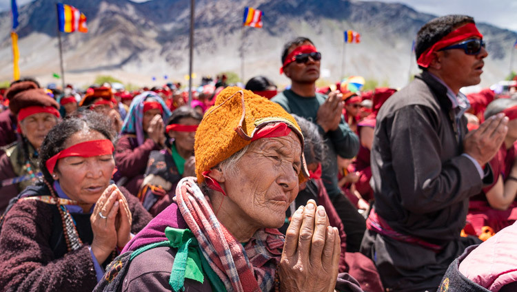 Les membres de l'auditoire portant des bandeaux rituels écoutent de Sa Sainteté le Dalaï-Lama pendant l'initiation d'Avalokitéshvara à Padum, Zanskar, Inde, le 23 juillet 2018. Photo de Tenzin Choejor