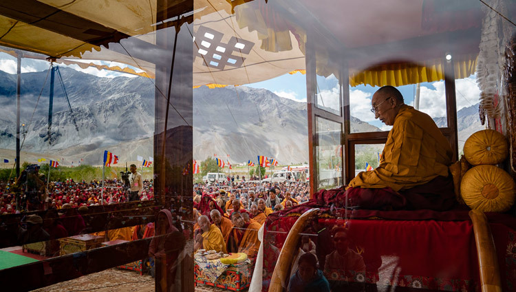Une vue du pavillon d'enseignement pendant l'initiation d'Avalokitéshvara donnée par Sa Sainteté le Dalaï-Lama à Padum, Zanskar, Inde, le 23 juillet 2018. Photo de Tenzin Choejor