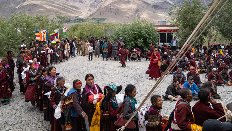 Les Zanskari attendent avec des offrandes pendant la cérémonie d'offrande de longue vie pour Sa Sainteté le Dalaï-Lama à Padum, Zanskar, Inde, le 23 juillet 2018. Photo de Tenzin Choejor