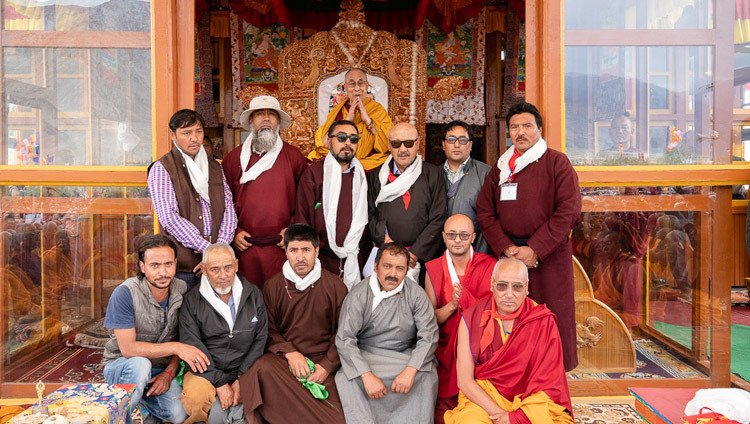 Des représentants des communautés locales posent pour une photo de groupe avec Sa Sainteté le Dalaï-Lama à Padum, Zanskar, Inde, le 23 juillet 2018. Photo de Tenzin Choejor