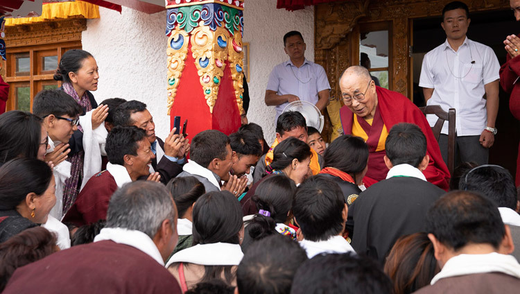 Sa Sainteté le Dalaï-Lama s'entretient avec d'anciens élèves du village d'enfants tibétains dans sa résidence à Padum, Zanskar, Inde, le 24 juillet 2018. Photo de Tenzin Choejor