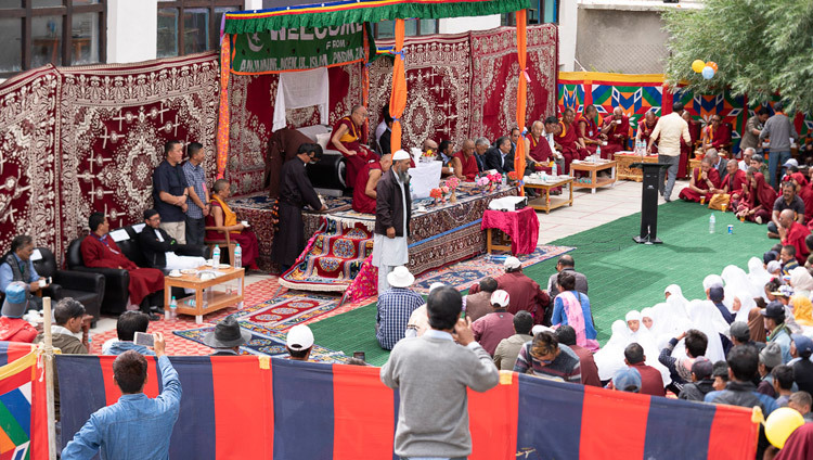 Sa Sainteté le Dalaï-Lama s'exprimant à l'école publique modèle de Padum à l'invitation de l'Anjumane Moen-ul-Islam à Padum, Zanskar, Inde, le 24 juillet 2018. Photo de Tenzin Choejor