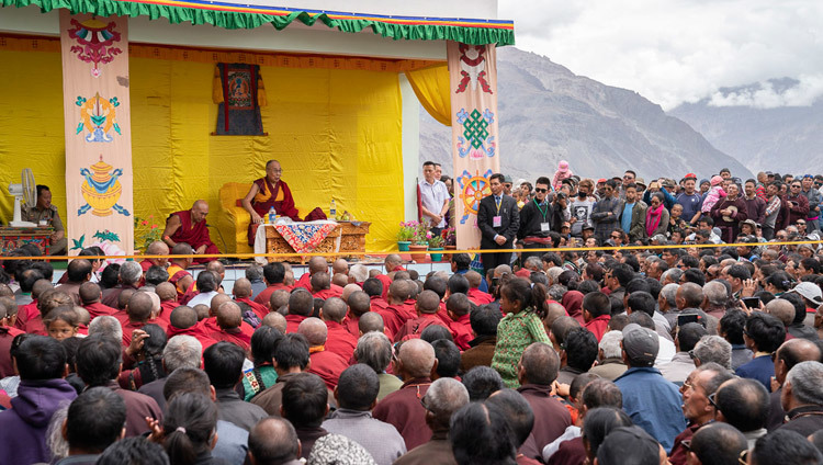 Sa Sainteté le Dalaï-Lama s'adresse à la foule au nouveau centre médical connu sous le nom de Men-Tsee-Khang à Padum, Zanskar, Inde, le 24 juillet 2018. Photo de Tenzin Choejor