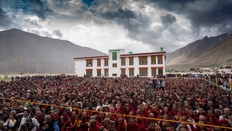Plusieurs milliers de personnes écoutent Sa Sainteté le Dalaï-Lama parler au nouveau centre médical connu sous le nom de Men-Tsee-Khang à Padum, Zanskar, Inde, le 24 juillet 2018. Photo de Tenzin Choejor