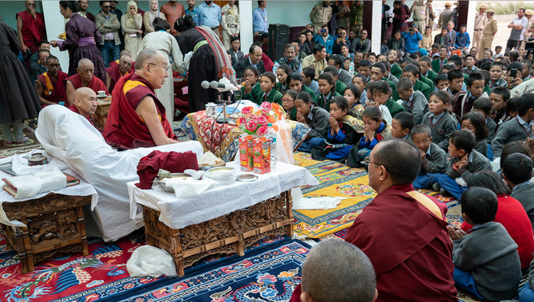 Sa Sainteté le Dalaï-Lama s'adresse aux élèves de l'école de Lamdon à Padum, Zanskar, Inde, le 24 juillet 2018. Photo de Tenzin Choejor