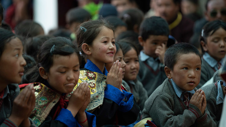 Des élèvess récitent la Louange à Manjushri avec Sa Sainteté le Dalaï-Lama lors de sa visite à l'école modèle de Lamdon à Padum, Zanskar, Inde, le 24 juillet 2018. Photo de Tenzin Choejor