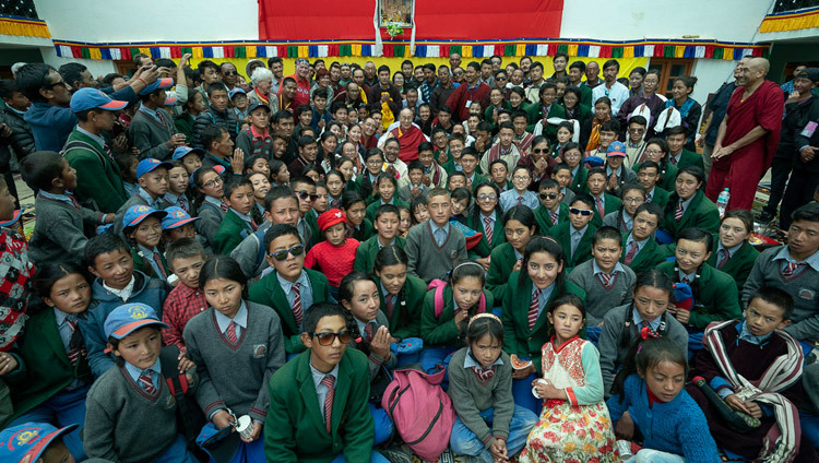 Sa Sainteté le Dalaï-Lama pose pour une photo de groupe avec les élèves et le personnel à la fin de son intervention à l'école Lamdon à Padum, Zanskar, Inde, le 24 juillet 2018. Photo de Tenzin Choejor
