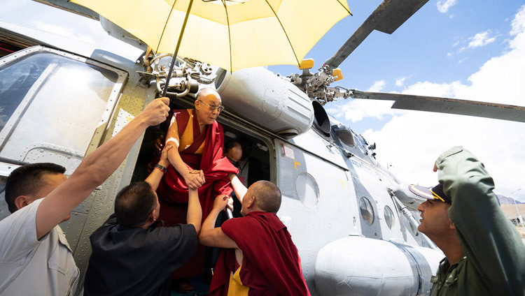 Sa Sainteté le Dalaï-Lama arrive par hélicoptère à Kargil, Ladakh, Inde, le 25 juillet 2018. Photo : Tenzin Choejor