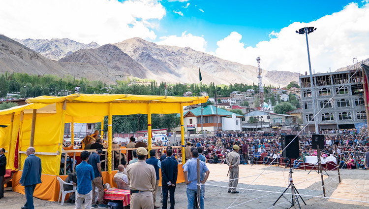 2.	Vue du Hussaini Park au cours de l’allocution de Sa Sainteté le Dalaï-Lama, Kargil, Ladakh, Inde, le 25 juillet 2018.  Photo : Tenzin Choejor