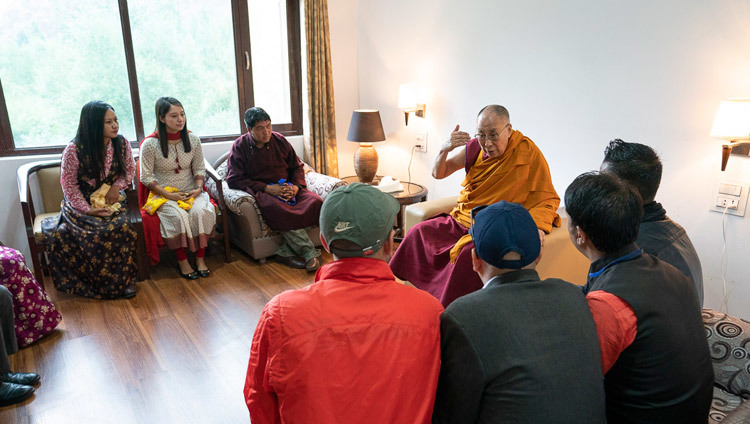 Sa Sainteté le Dalaï-Lama s'adresse aux médias dans son hôtel à Kargil, Ladakh, Inde, le 26 juillet 2018. Photo de Tenzin Choejor