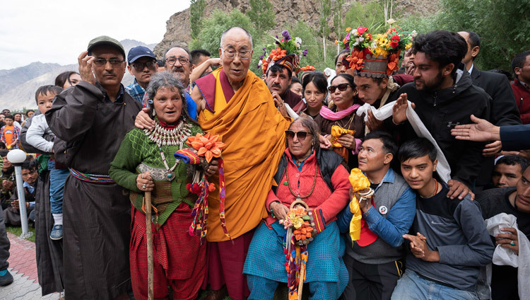 Sa Sainteté le Dalaï-Lama avec des bouddhistes de Kargil, Ladakh, Inde, le 26 juillet 2018. Photo de Tenzin Choejor
