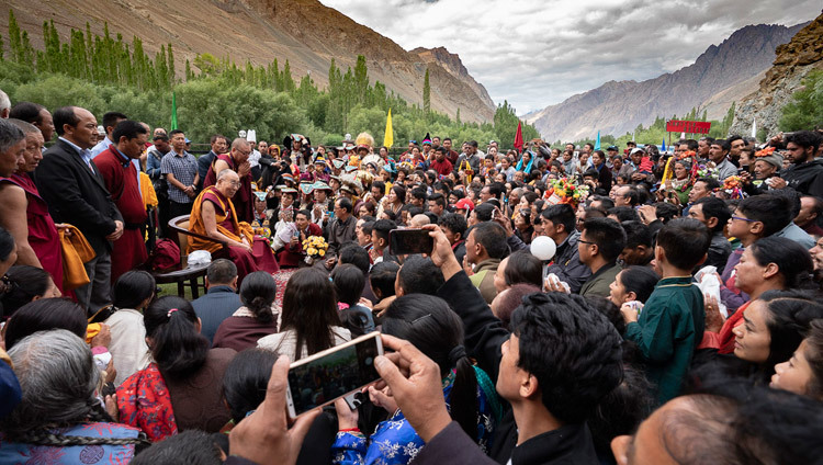 Sa Sainteté le Dalaï-Lama s'adresse à un groupe de bouddhistes de la région de Kargil sur la pelouse de son hôtel à Kargil, Ladakh, Inde, le 26 juillet 2018. Photo de Tenzin Choejor