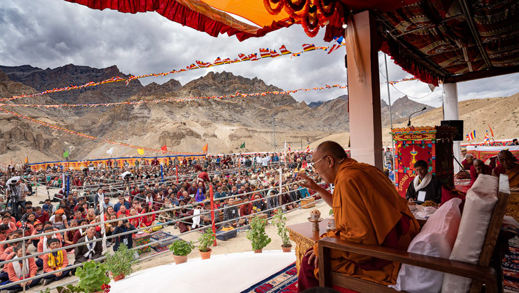 Sa Sainteté le Dalaï-Lama s'adresse aux élèves, au personnel et au public à l'école publique Spring Dales à Mulbekh, Ladakh, Inde, le 26 juillet 2018. Photo de Tenzin Choejor