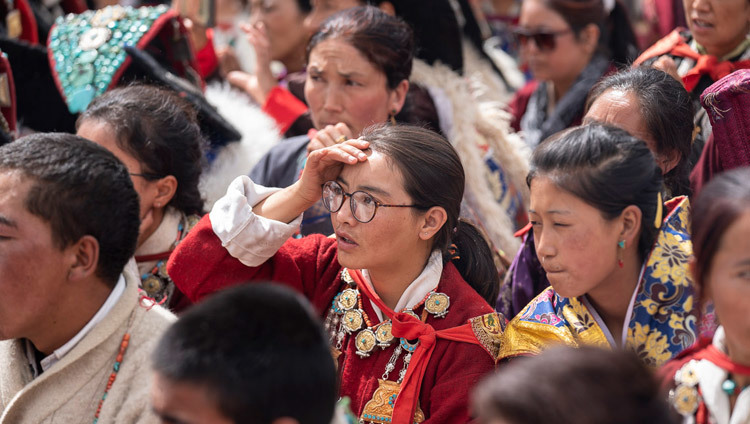 Des membres de l'auditoire écoutent Sa Sainteté le Dalaï-Lama parler à l'école publique Spring Dales à Mulbekh, Ladakh, Inde, le 26 juillet 2018. Photo de Tenzin Choejor