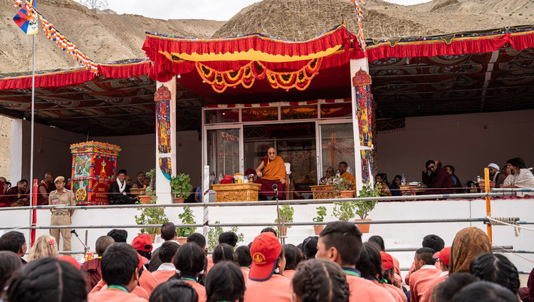 Une vue de la scène lors de la visite de Sa Sainteté le Dalaï-Lama à l'école publique Spring Dales à Mulbekh, Ladakh, Inde, le 26 juillet 2018. Photo de Tenzin Choejor