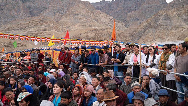 Des parents d'élèves et des membres du public écoutant Sa Sainteté le Dalaï-Lama parler à l'école publique Spring Dales à Mulbekh, Ladakh, Inde, le 26 juillet 2018. Photo de Tenzin Choejor