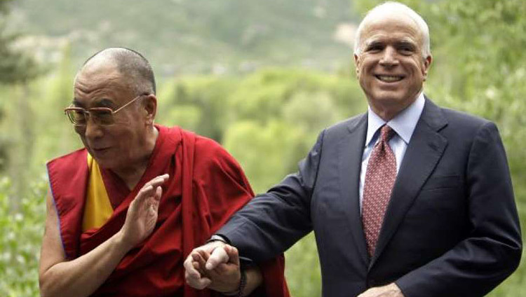 Sa Sainteté le Dalaï-Lama avec le sénateur McCain à Aspen, Colorado, USA, 2008. Photo Carolyn Kaster, associated press 