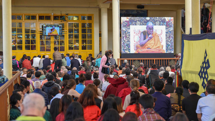 Beaucoup de monde était rassemblé dans la cour du Temple principal tibétain pour regarder Sa Sainteté le Dalaï-Lama enseigner sur de grands écrans à Dharamsala, Inde, le 3 octobre 2018. Photo Tenzin Phende/DIIR