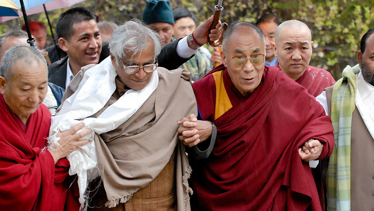Sa Sainteté le Dalaï-Lama avec George Fernandes à Dharamsala, Inde, le 10 mars 2007. Photo Tenzin Choejor