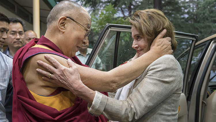 Sa Sainteté le Dalaï-Lama salue son amie Nancy Pelosi, alors leader démocrate à la Chambre des représentants, alors qu'elle arrive à sa résidence à la tête d'une délégation bipartite du Congrès américain en visite dans la communauté tibétaine de Dharamsala, Inde, le 9 mai 2017. Photo Tenzin Choejor